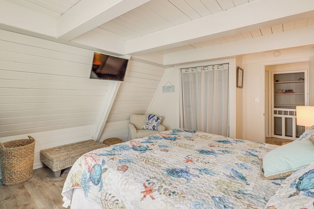 Unique A-frame Beach House: 'the Beacon at Oib'