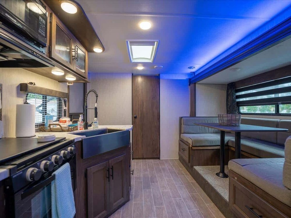 RV in Tampa Great Location Cost pet Friendly