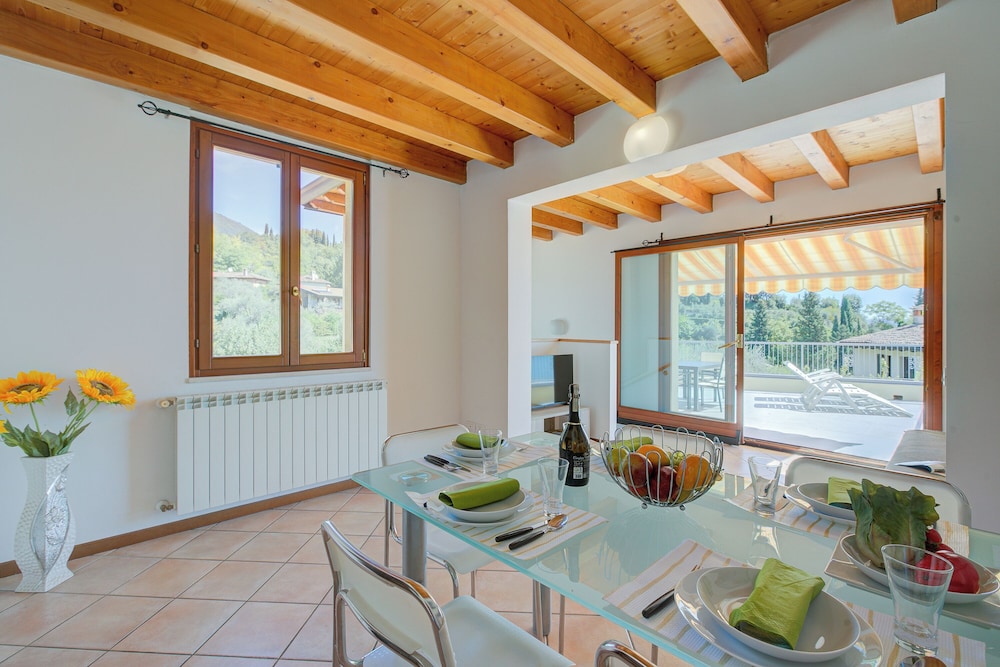 Eden House - Terrace & View Lake
