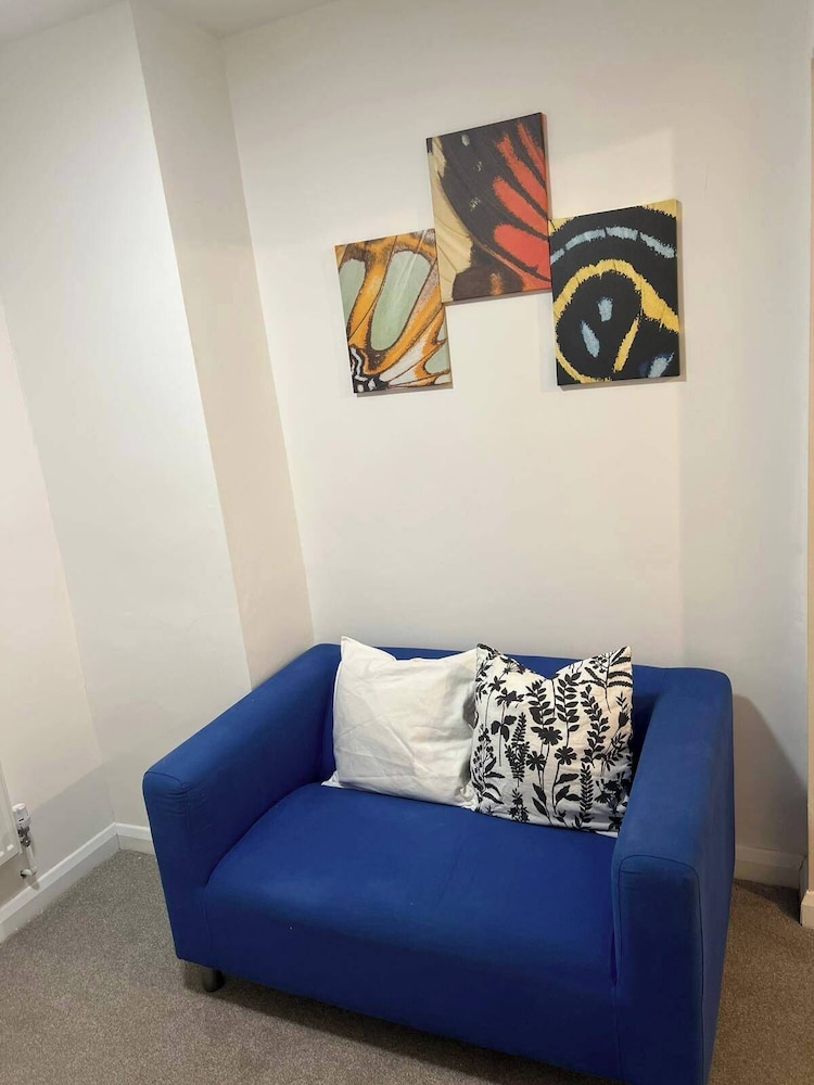 5 Bedroom Cosy Bloxwich Stay - Wifi & Free Parking