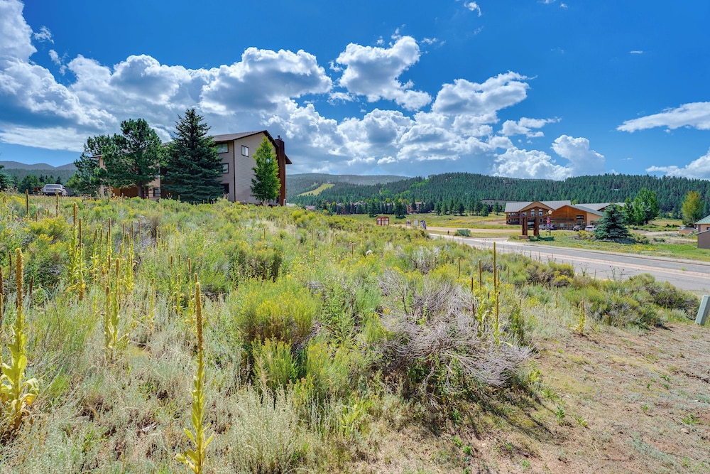 Walk to Angel Fire Resort: Getaway w/ Balcony