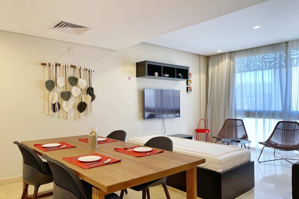 Xuru Stays I Exotic 1bdr w/ Outdoor Terrace Pool & Beach Access
