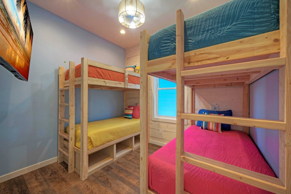 Sleeps 20 2 Homes w/ Beach Boardwalk Access, Water Canal Views, & Priv Pools