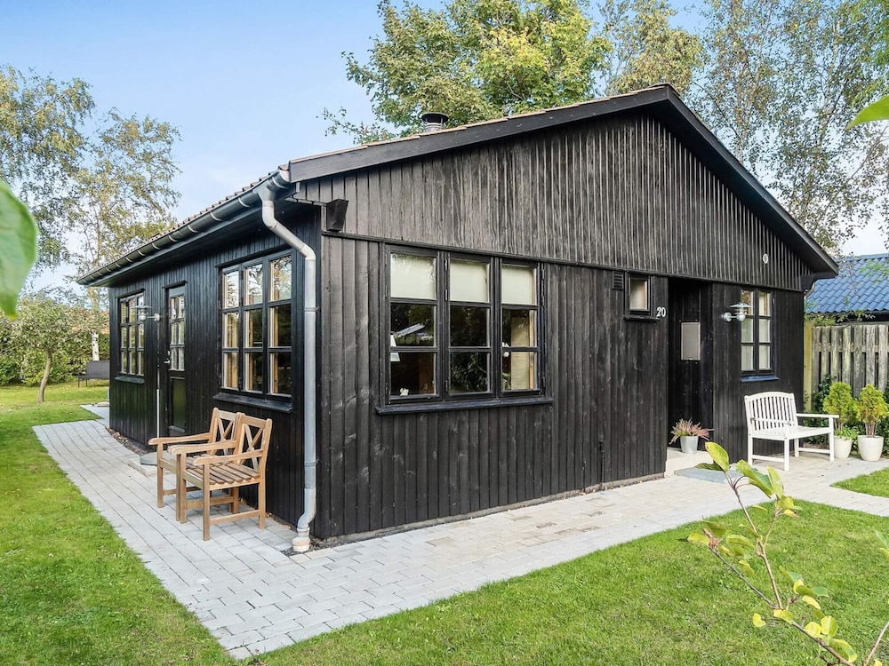 Cozy Summer House Near Ore Strand