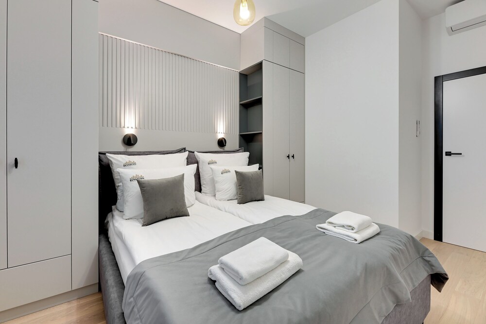 Brabank Riverside & Parking by Downtown Apartments