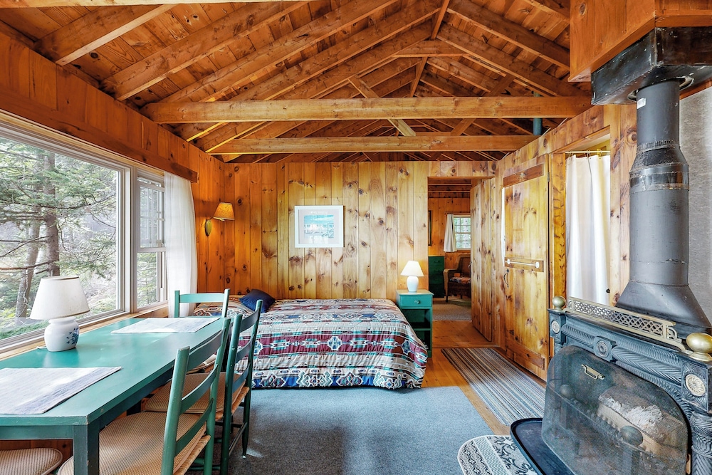 Cozy 1BR Cabin w/ Landscape Views