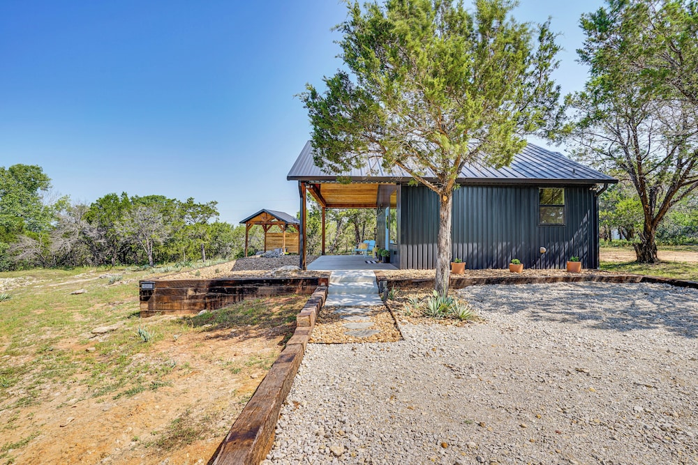 Recently Built Cabin w/ Pavilion in Granbury!
