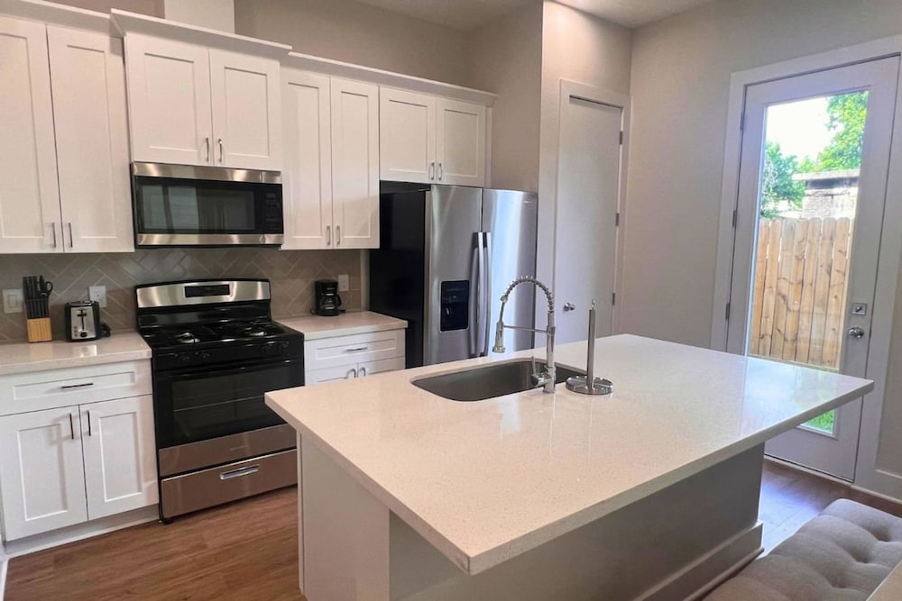 Gated 3BR Home 10 Mins Downtown
