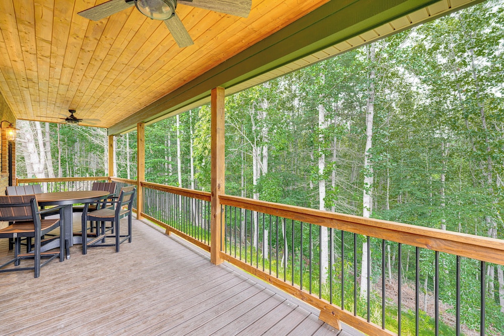 Long-range Views: Blue Ridge Mtn Cabin w/ 3 Decks