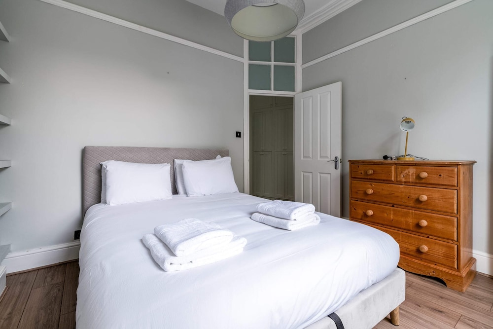 Beautiful One Bed Abode in the South West view 5