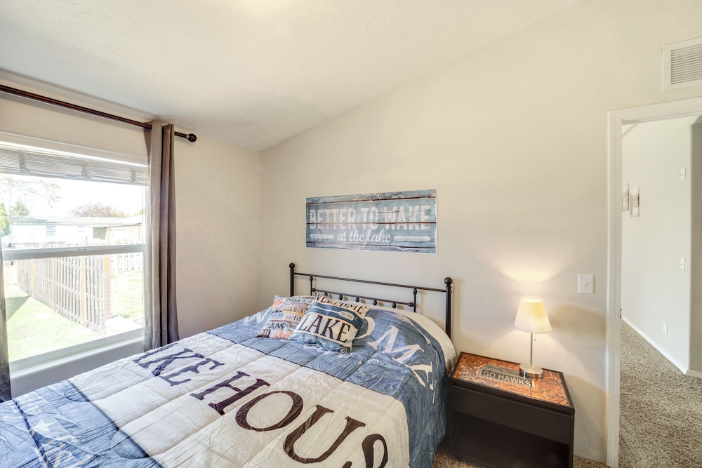 1 Mi to Lake: Getaway w/ Patio in Coulee City!