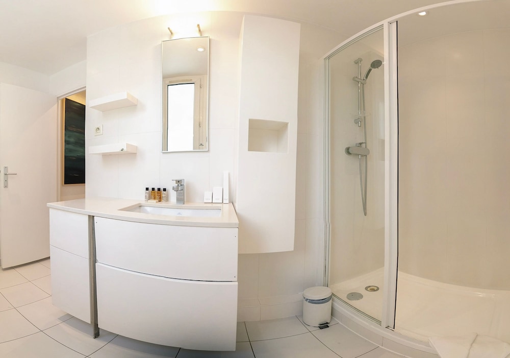 Copernic Right Luminous 2BR Apartment in Paris