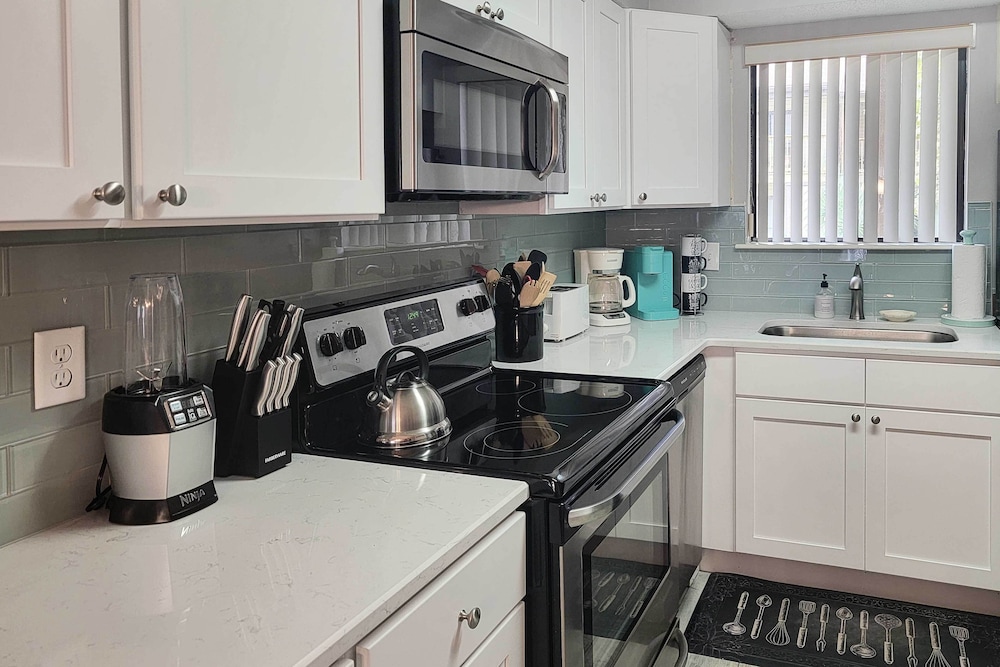 Beautiful PCB Townhome: Balcony & Resort Amenities
