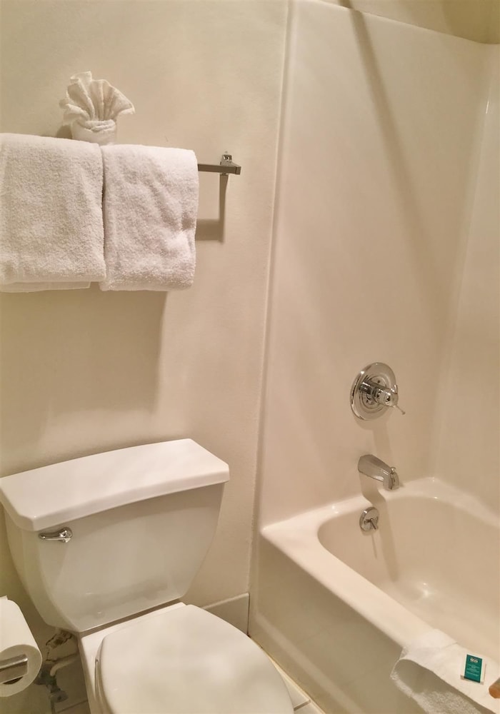 Capital O Amerihost Inn and Suites Fulton Hwy 54 MO