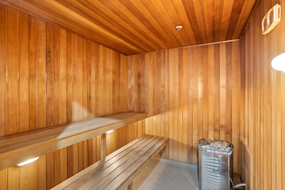 Executive 2-bed With Stadium View, Great Amenities