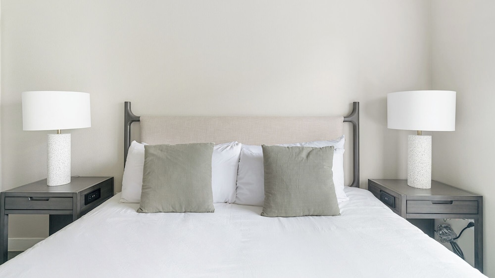 Landing Apartments - Grand Harbor