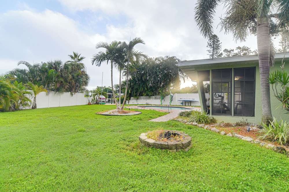 5 Mi to Dtwn: Pet-friendly Home in St Petersburg!