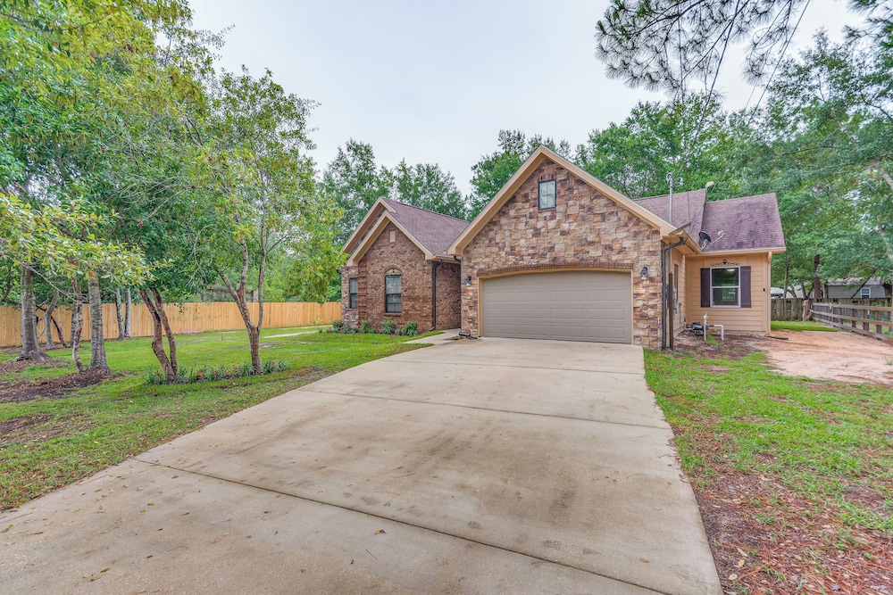 Spacious Yard! Navarre Home in Quiet Neighborhood