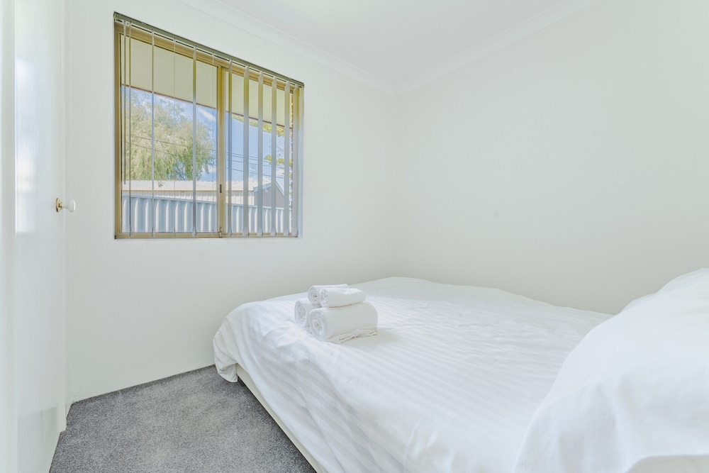 Bright Airy Retreat With Garden