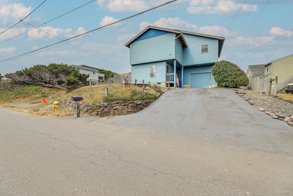 Walk to Beach: Dog-friendly Home in Lincoln City