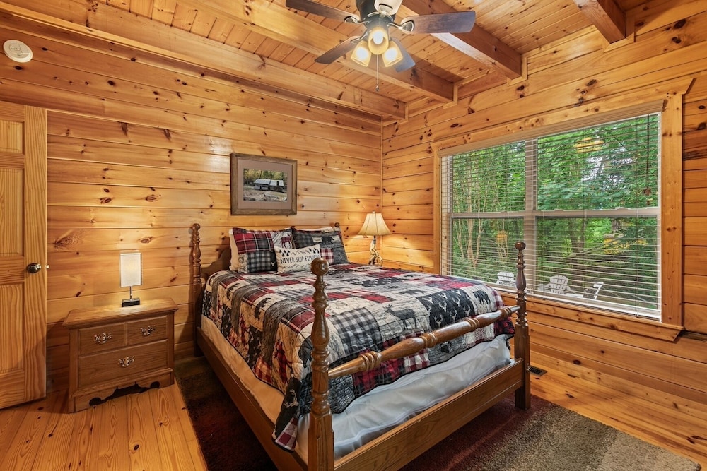 Triple Mountain View Stunning 4 BDR Cabin w/ Private Hot Tub, Game Room