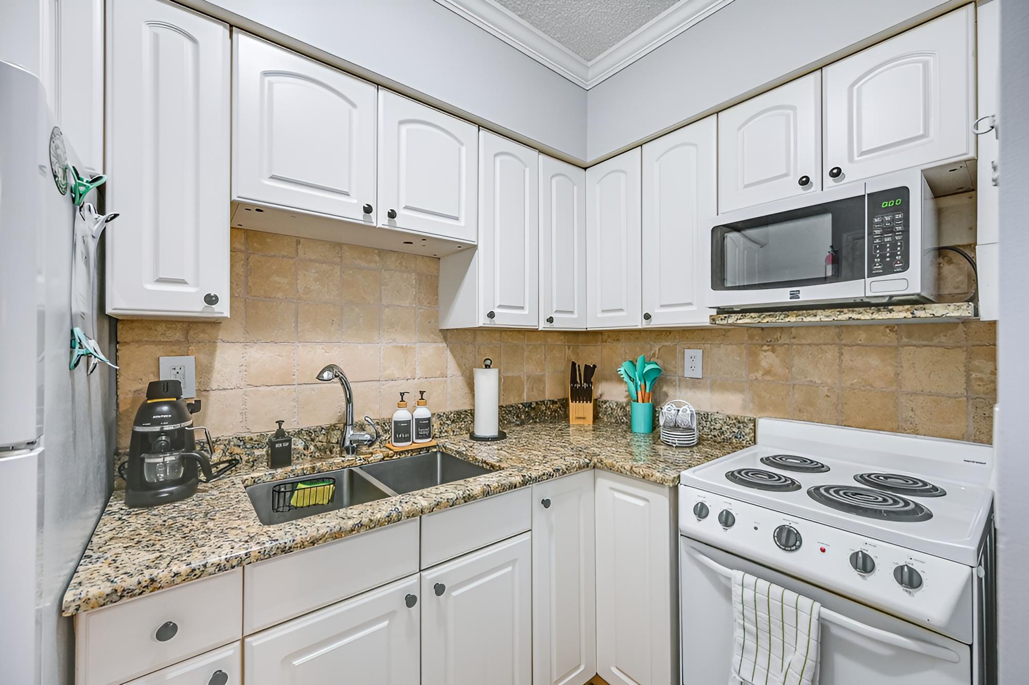 Marco Island Condo w/ Shared Pool < 1 Mi to Beach! view 2