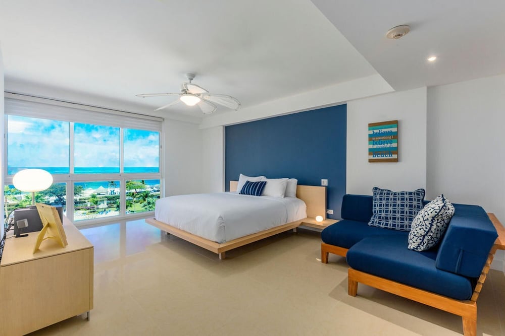 Oceanfront Penthouse 4BR w Roof Top Deck w Jacuzzi Eagle Beach