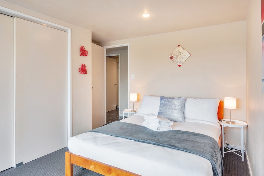 Sunny Three Bedroom Pakuranga Delight view 5