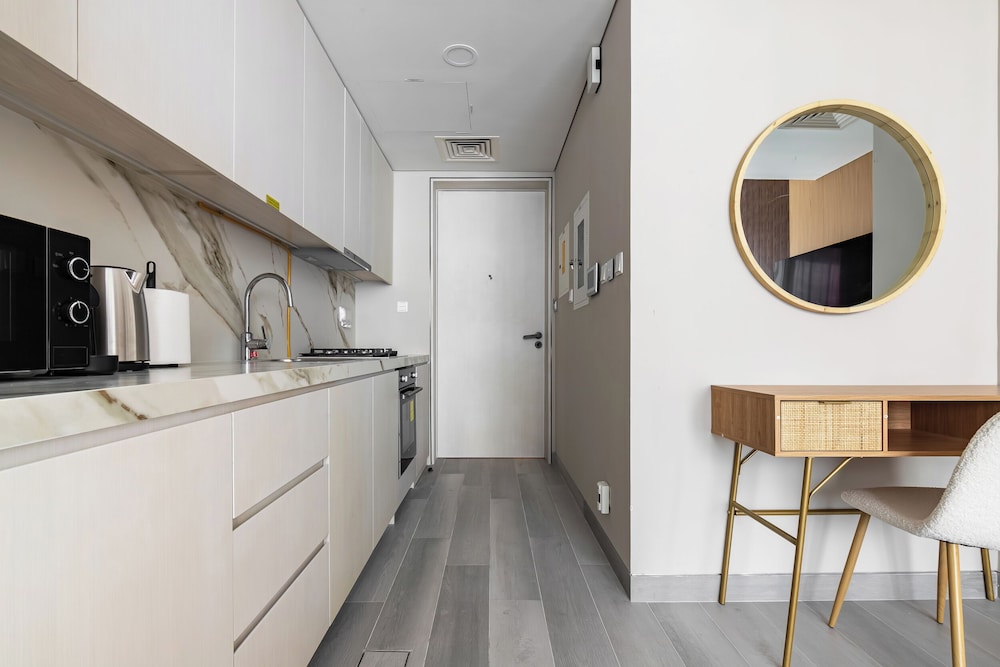 SIMPLY COMFORT  Bright Apartments Steps from Marina Walk