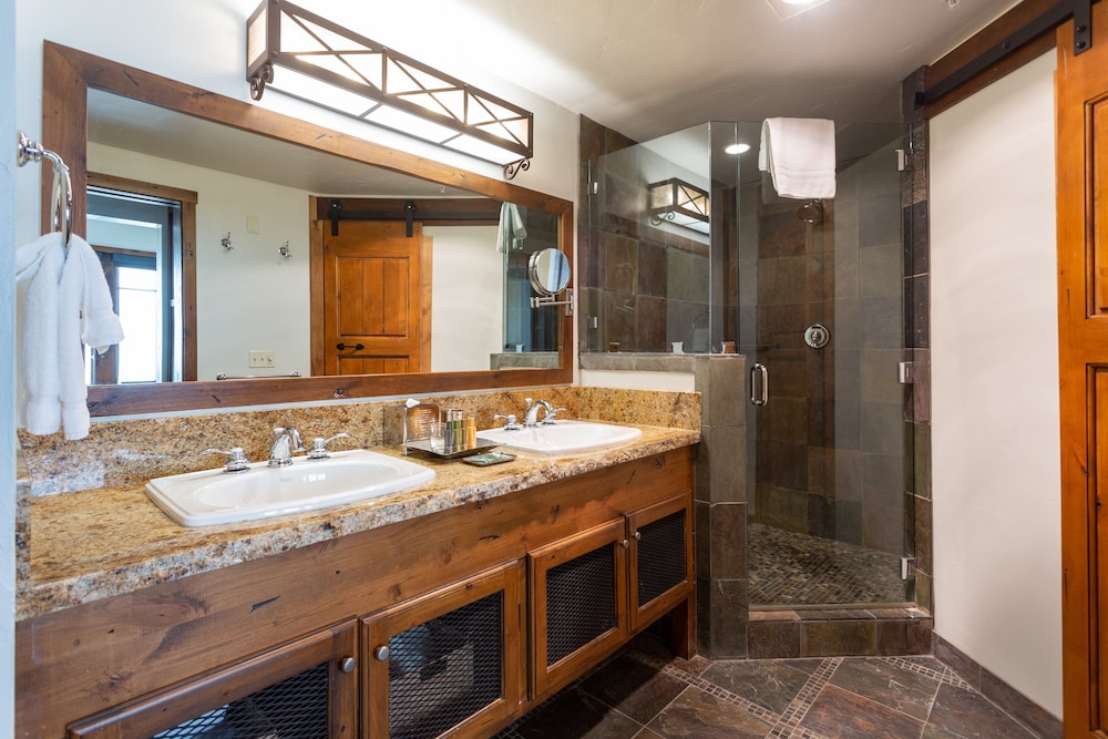 2 Bedroom Condo with Spa - Silver Baron Lodge 2 Condo