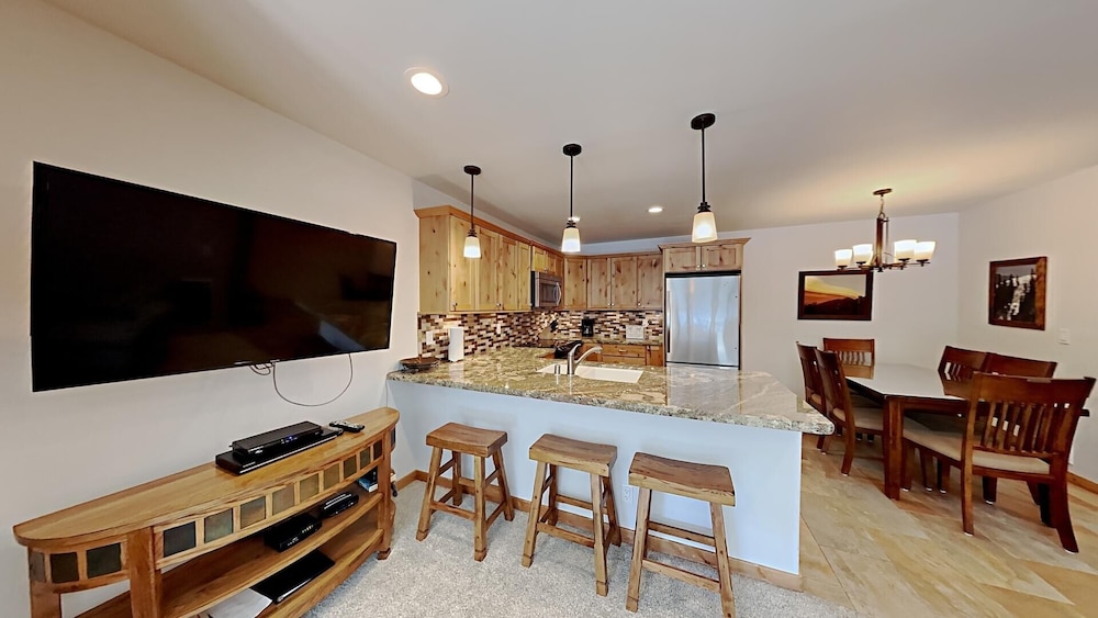 Stay mountainside! One Bedroom Condo Just Steps to the Mountain and 1 Mile to the Village at Mammoth by RedAwning view 4