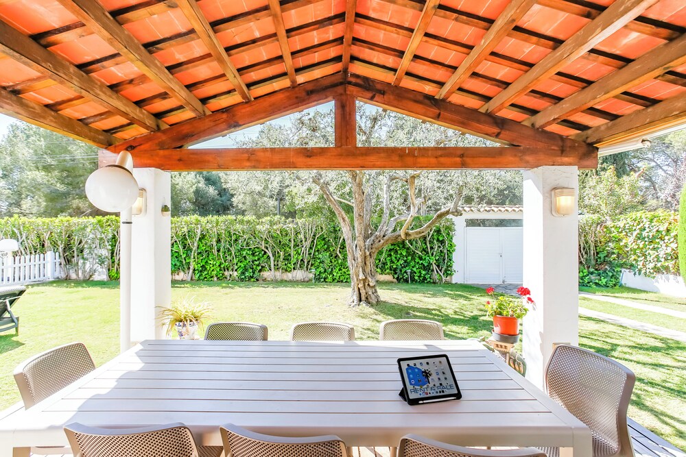 Just 10 Minutes From Sitges, House With Private Garden and Pool-