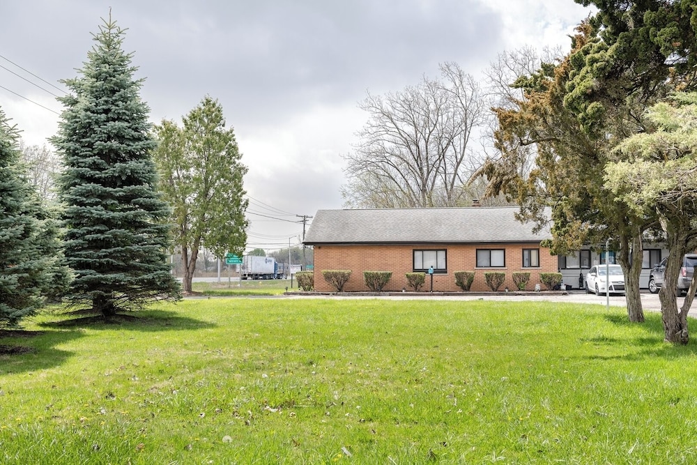 Cozy 1BR Apt AC & Parking Brownstown