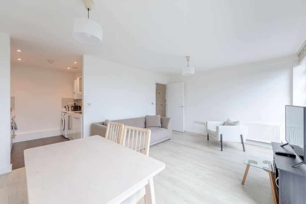 Serene 1BD Canal-side Flat w/ Terrace - Haggerston