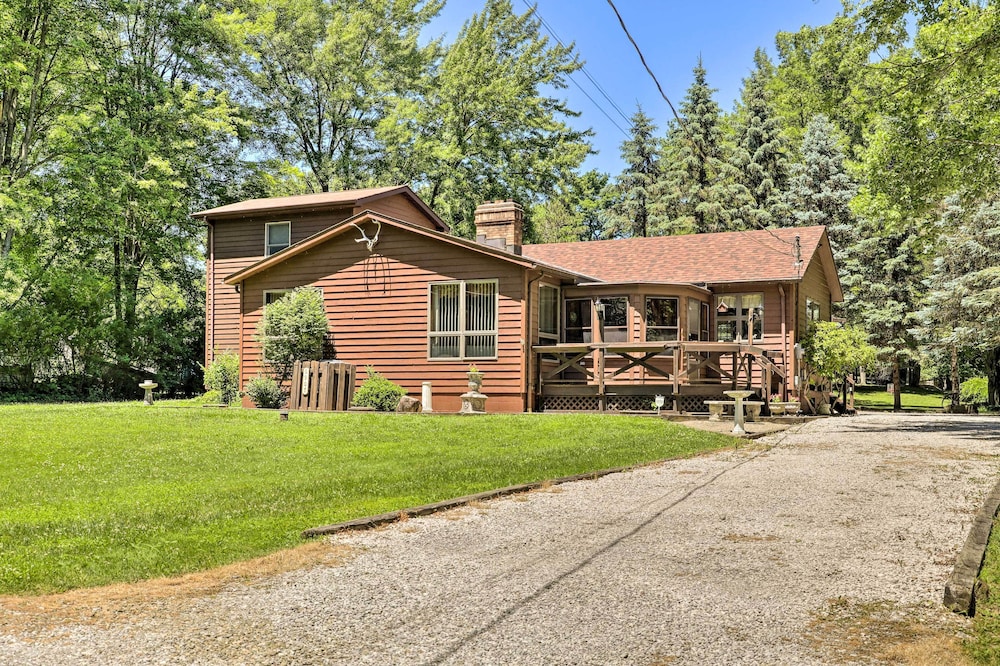 Charming Pymatuning Lake House Near Park & Beach view 4