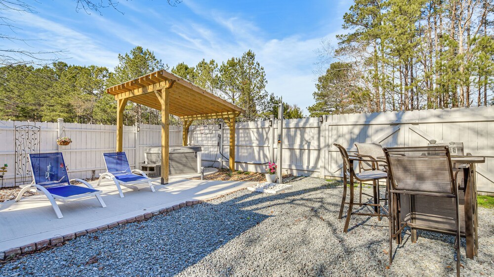 9 Mi to Downtown: Sanford Home w/ Hot Tub