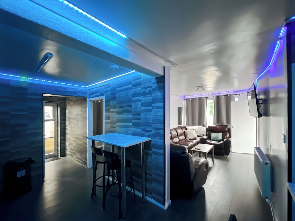 Cozy Hideaway With Hot Tub & Sauna Sleeps 7