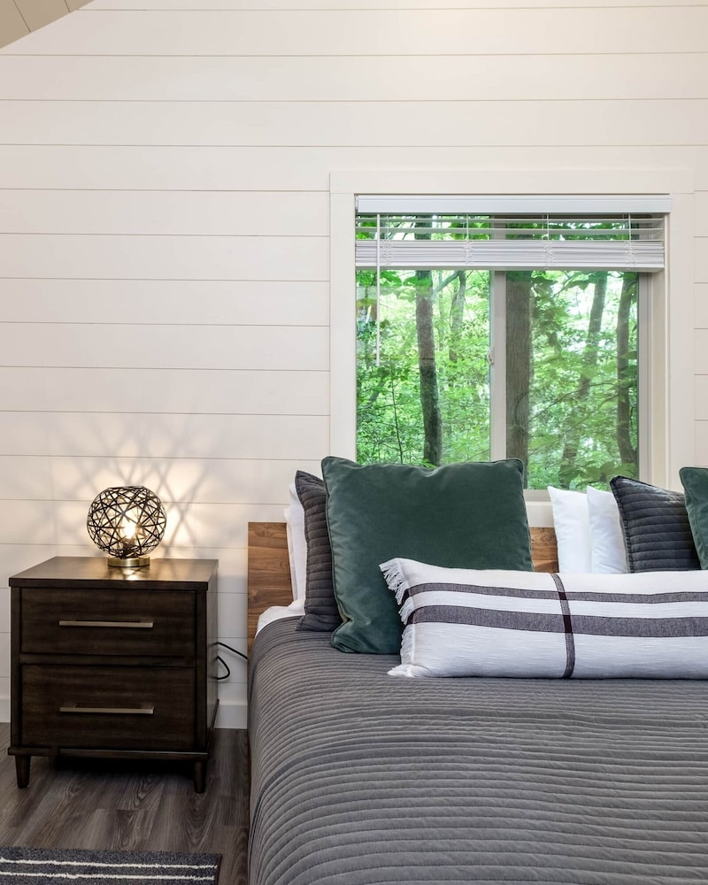 Couples Glamping Cabin - Bearly Behaving