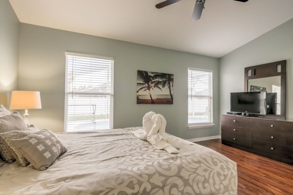 Amanda's Cozy Clear Creek Pool 3 Bedroom Home by Redawning view 5
