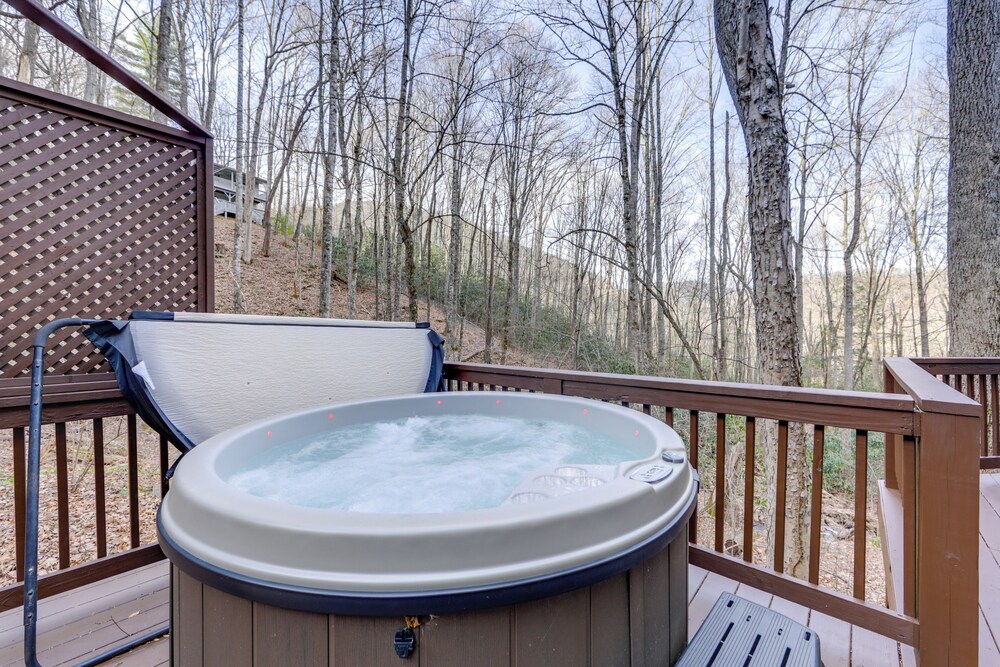 Creek On-site! Cabin 7 Mi to Cataloochee Ski Area