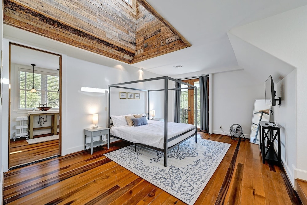 Luxury Lakefront Escape on Lake Travis