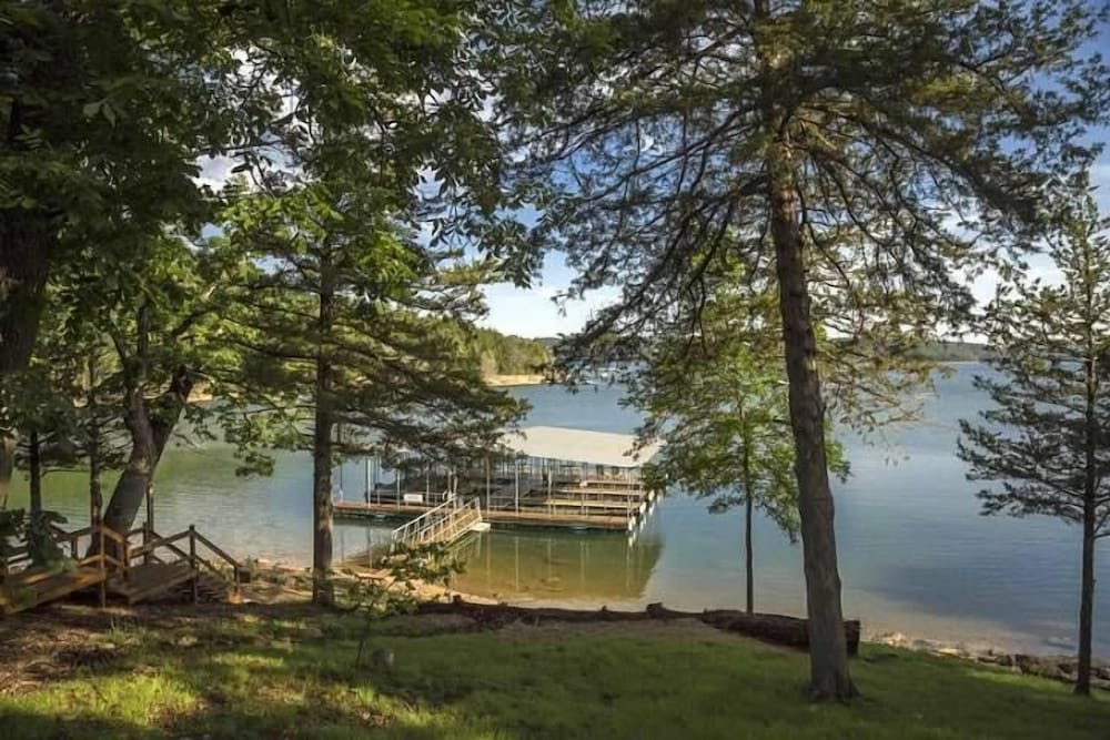 Lake Shore Cabins on Beaver Lake