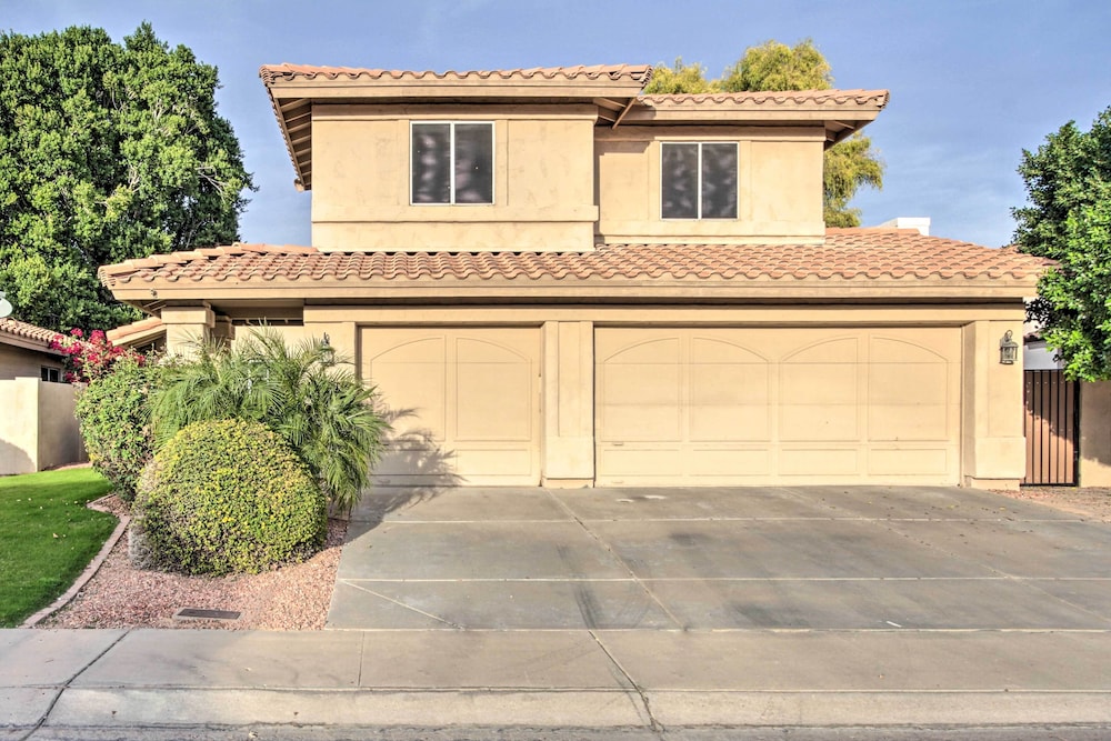 Pool, Golf Course Views: Desert Oasis in Glendale
