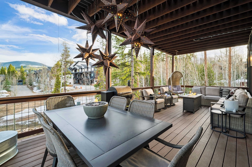 Winterhaven Estate by Avantstay Sleeps 19 Guests Mountain Compound w/ Views, Firepit, Hot Tub