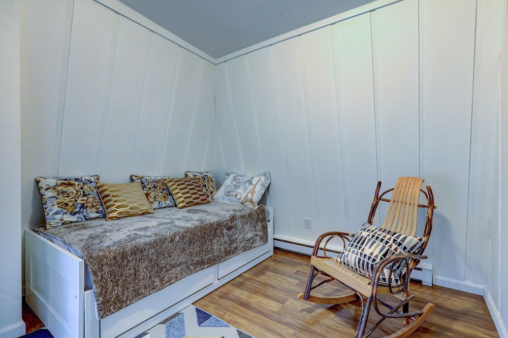 Bushkill Villa w/ Game Room, Sauna & Pool Access! view 2