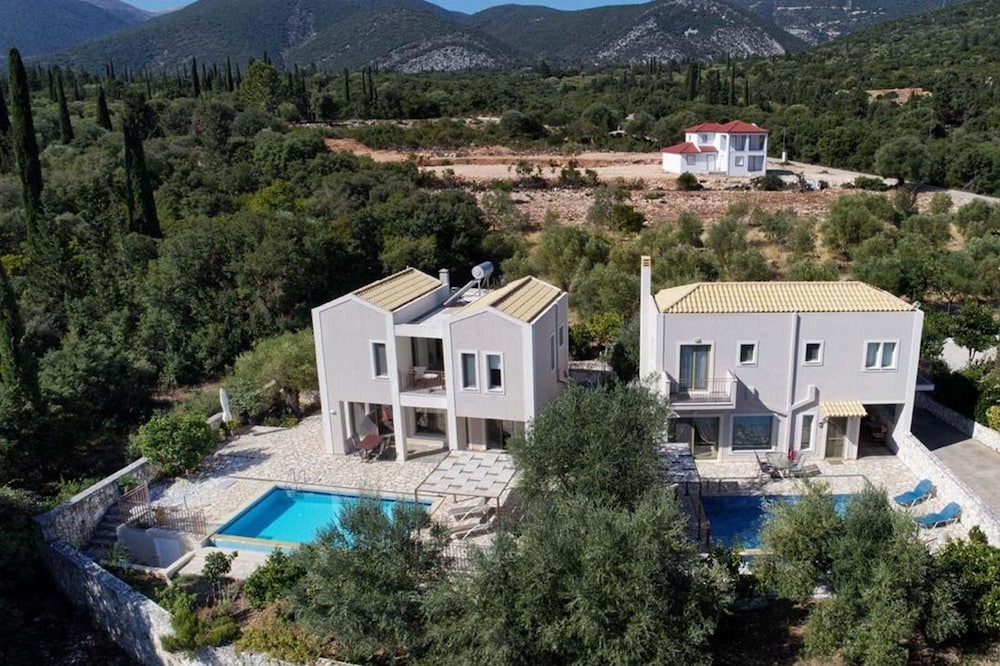 Villa Irineos With 2 Bedrooms and 3 Bathrooms view 3