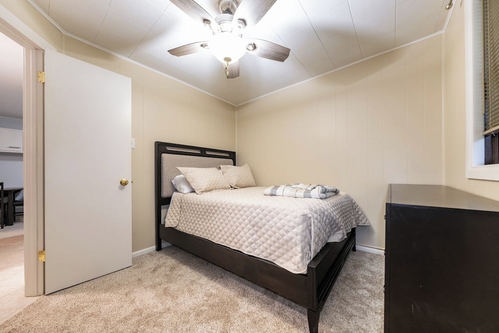 Spacious 3BR House With Firepit & Grill, Near Beach