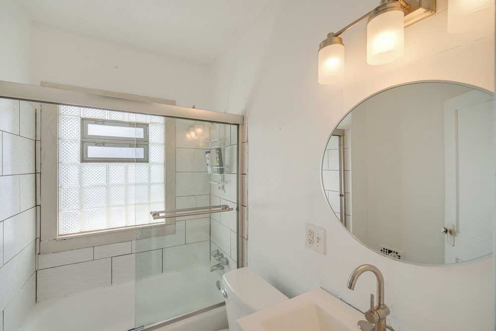 2 Mi to Zoo: Charming Apt w/ Balcony in Cleveland