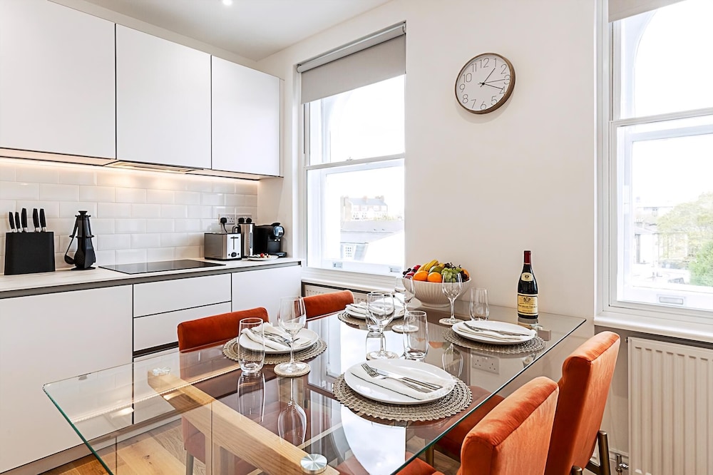 Light & Luxury Chelsea Apartment: Private Balcony!