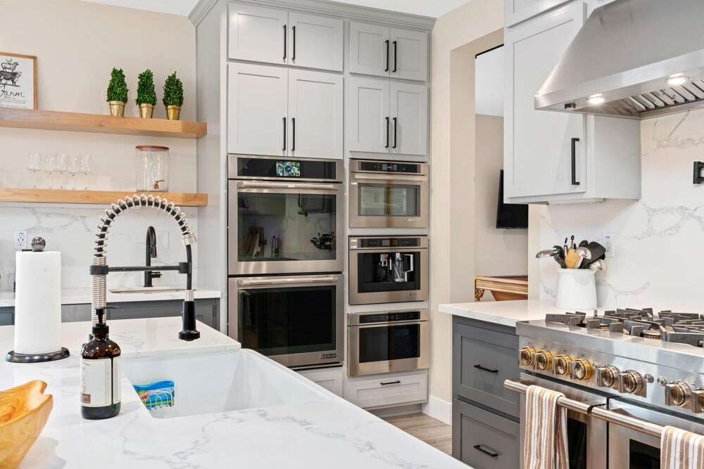 Luxury Retreat Home w Hot Tub - Property Image 14